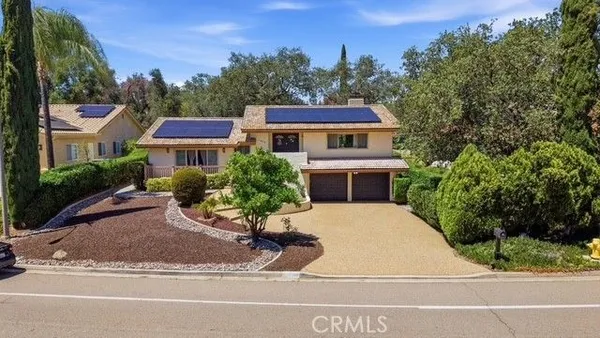 Property Slideshow image 2 of 60 | 10658 meadow gln, Escondido, CA, 92026