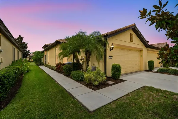 Property Slideshow image 3 of 74 | 322 mystic falls dr, Apollo Beach, FL, 33572