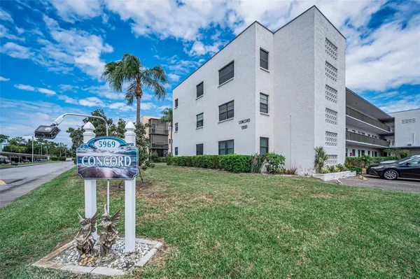 Property Slideshow image 2 of 46 | 5969 terrace park dr 303, St Petersburg, FL, 33709