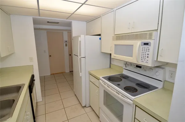 Property Slideshow image 2 of 18 | 3560 hispania pl unit 211, Sarasota, FL, 34232