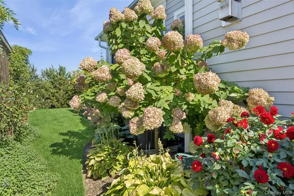 Property Slideshow image 3 of 22 | 32 millstone ln 16, Cutchogue, NY, 11935