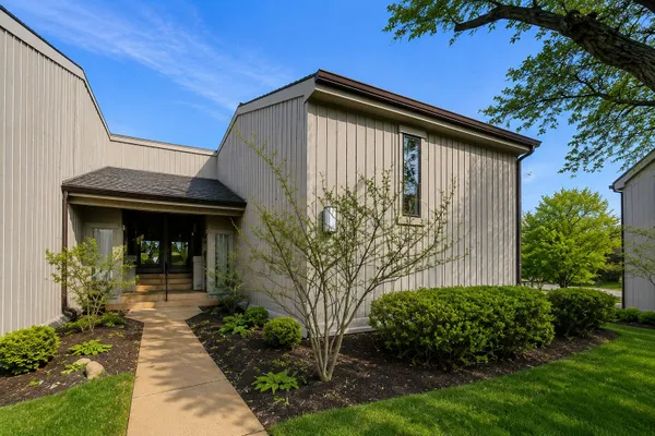 Property Slideshow image 2 of 16 | 83 thornhill ln b, Lake Barrington, IL, 60010