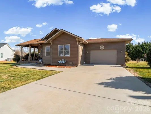 Property Slideshow image 2 of 28 | 38 winged elm ct, Hendersonville, NC, 28739