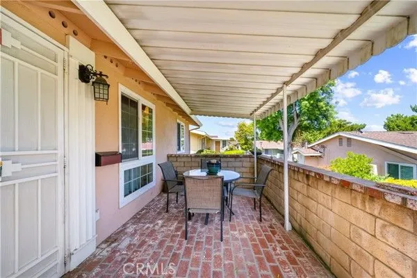 Property Slideshow image 3 of 34 | 19163 avenue of the oaks a, Newhall, CA, 91321