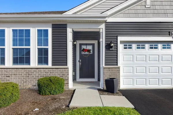 Property Slideshow image 2 of 49 | 1013 fitzwilliam way, North Aurora, IL, 60542