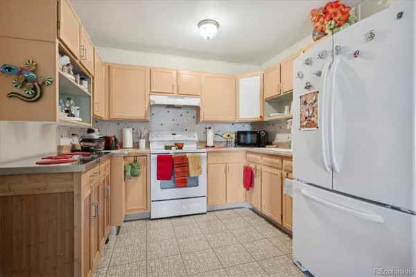 Property Slideshow image 2 of 33 | 660 s alton way 2d, Denver, CO, 80247
