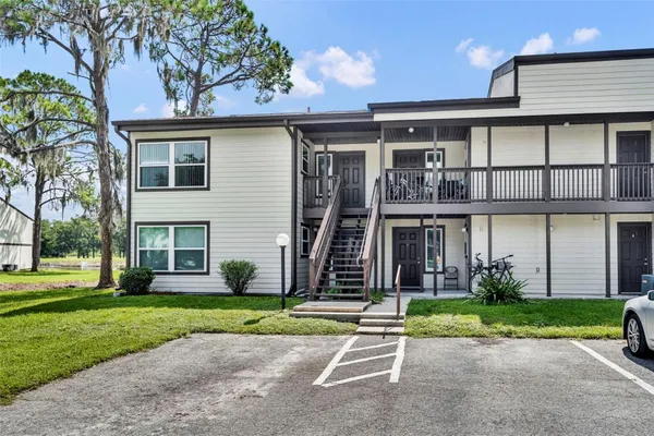 Property Slideshow image 2 of 43 | 19201 sandalwood dr # 19201, Wildwood, FL, 34785