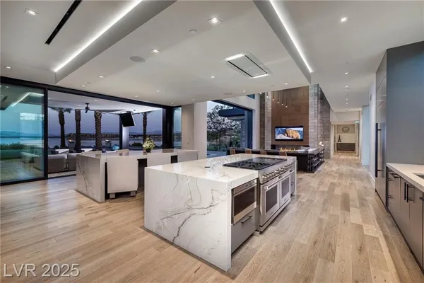 Property Slideshow image 2 of 32 | 10 sunrise beach cir, Henderson, NV, 89011