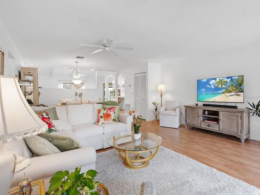 Property Slideshow image 2 of 20 | 4266 oakhurst cir 3060, Sarasota, FL, 34233