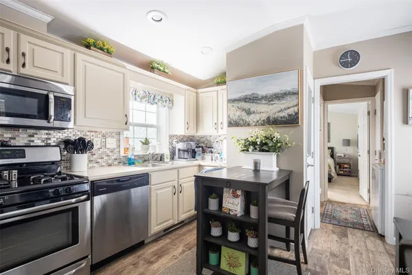 Property Slideshow image 2 of 13 | 181 glynwood 181, Riverhead, NY, 11901