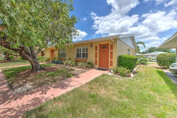 Property Slideshow image 2 of 35 | 401 dorchester pl 49, Sun City Center, FL, 33573