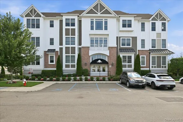 Property Slideshow image 2 of 31 | 33204 spruce pond cir, Oyster Bay, NY, 11803