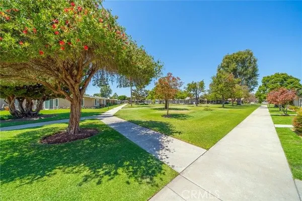 Property Slideshow image 3 of 27 | 1681 tam o shanter rd m12 10h, Seal Beach, CA, 90740