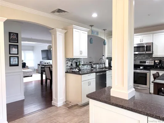 Property Slideshow image 3 of 22 | 32 hearthside dr, Brookhaven, NY, 11766