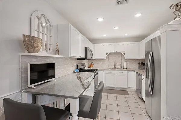 Property Slideshow image 3 of 23 | 1116 savoy dr, Huntington, NY, 11747