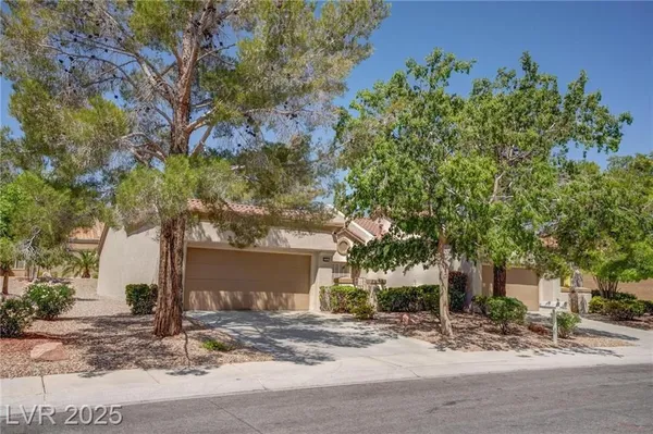 Property Slideshow image 3 of 42 | 2541 desert glen dr, Las Vegas, NV, 89134
