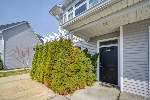 Property Slideshow image 2 of 43 | 401 breton way 401, Glen Cove, NY, 11542