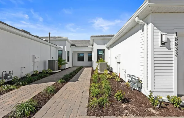 Property Slideshow image 2 of 33 | 18833 indian rock pl, Lakewood Ranch, FL, 34211