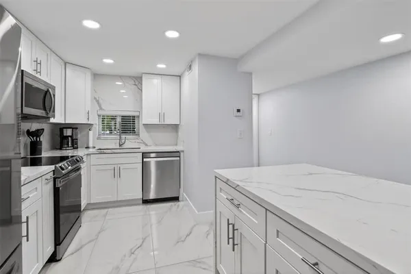 Property Slideshow image 3 of 20 | 9623 s hollybrook lake dr 204, Pembroke Pines, FL, 33025