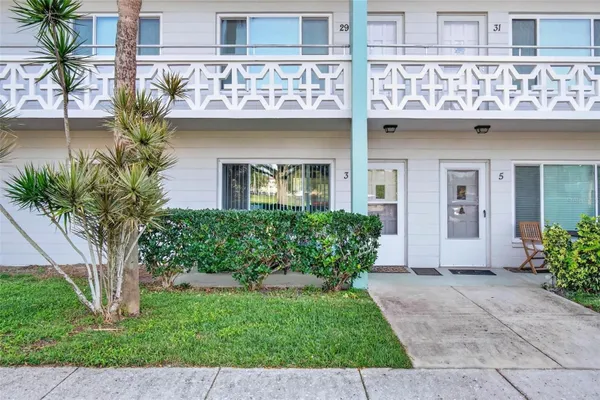 Property Slideshow image 2 of 48 | 2455 finlandia ln 3, Clearwater, FL, 33763