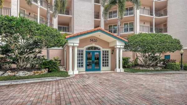 Property Slideshow image 3 of 44 | 5420 eagles point cir 406, Sarasota, FL, 34231
