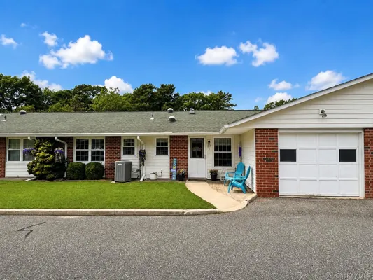 Property Slideshow image 2 of 31 | 89 enfield ct b, Brookhaven, NY, 11961