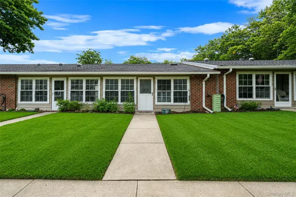 Property Slideshow image 3 of 30 | 231 blackpool ct, Brookhaven, NY, 11961
