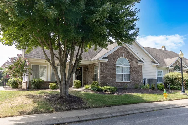 Property Slideshow image 2 of 29 | 825 s browns ln 1301, Gallatin, TN, 37066