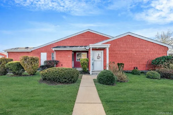 Property Slideshow image 3 of 31 | 101 flair ct, Smithtown, NY, 11780