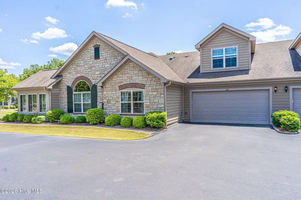 Property Slideshow image 3 of 35 | 107 w chelsea ct, Southern Pines, NC, 28387