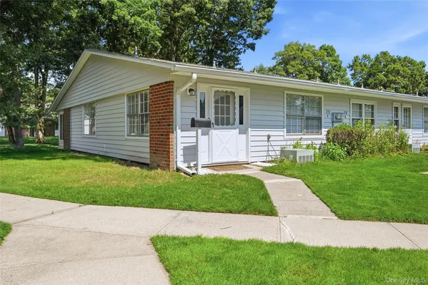 Property Slideshow image 3 of 24 | 232 blackpool ct f, Brookhaven, NY, 11961