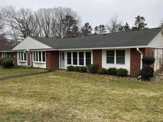 Property Slideshow image 2 of 22 | 207 woodbridge dr b, Brookhaven, NY, 11961