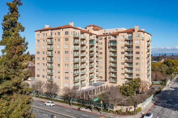 Property Slideshow image 2 of 12 | 1 baldwin ave 822, San Mateo, CA, 94401