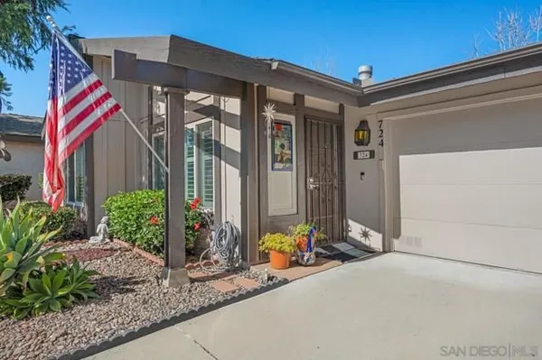 Property Slideshow image 2 of 30 | 724 nob cir, Vista, CA, 92084