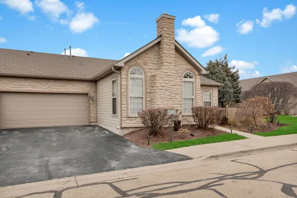 Property Slideshow image 2 of 29 | 1909 timbers edge cir, Joliet, IL, 60431