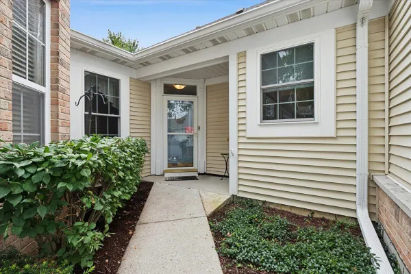 Property Slideshow image 2 of 28 | 2058 carillon dr, Grayslake, IL, 60030