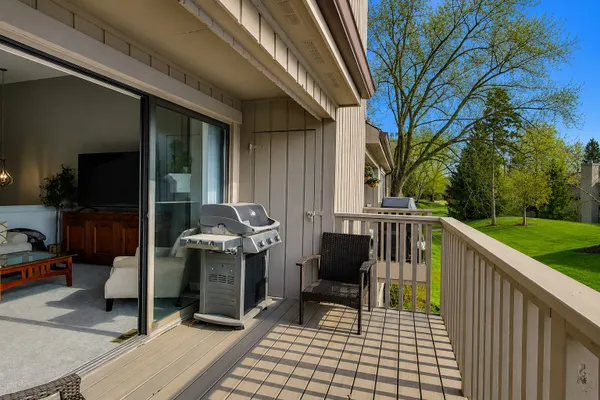 Property Slideshow image 3 of 16 | 83 thornhill ln b, Lake Barrington, IL, 60010