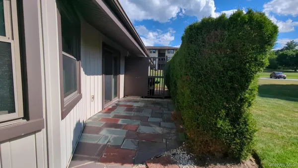 Property Slideshow image 2 of 17 | 5 devon ct b, Yorktown, NY, 10598