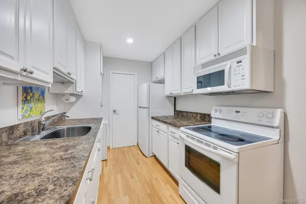 Property Slideshow image 3 of 33 | 703 drew dr, Smithtown, NY, 11780