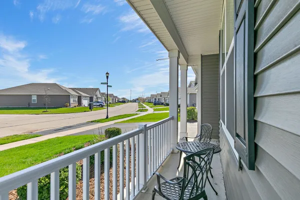 Property Slideshow image 2 of 24 | 979 crestview ln, Pingree Grove, IL, 60140