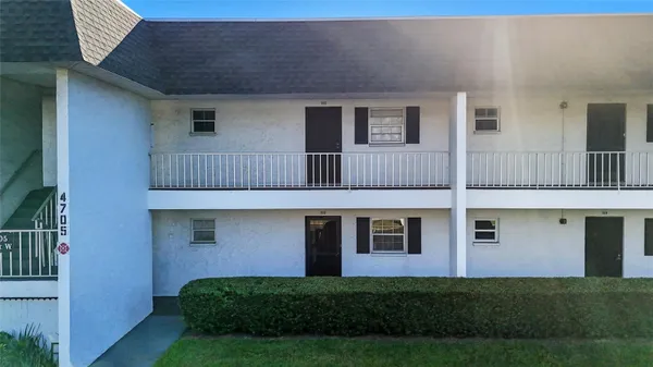 Property Slideshow image 3 of 25 | 4705 5th st w apt 302, Bradenton, FL, 34207