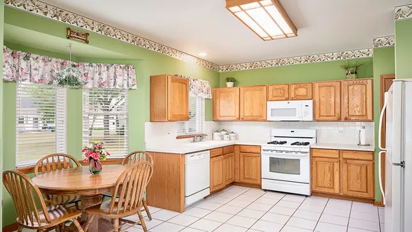 Property Slideshow image 3 of 24 | 21056 w aspen ln, Plainfield, IL, 60544