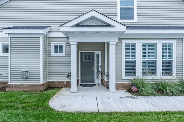 Property Slideshow image 2 of 35 | 3105 lantern pl # 47, Chesapeake, VA, 23321