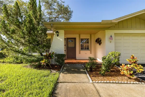 Property Slideshow image 2 of 29 | 2207 marshall dr, Dunedin, FL, 34698