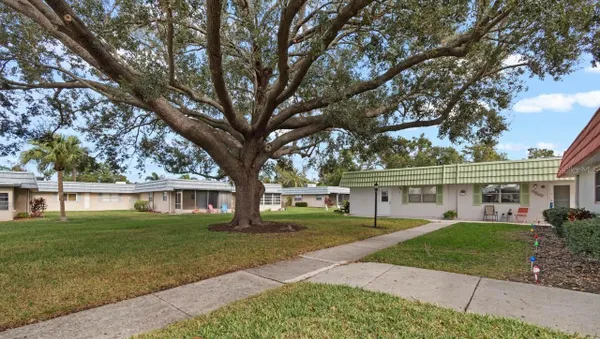 Property Slideshow image 2 of 67 | 1802 bedford ln 2, Sun City Center, FL, 33573