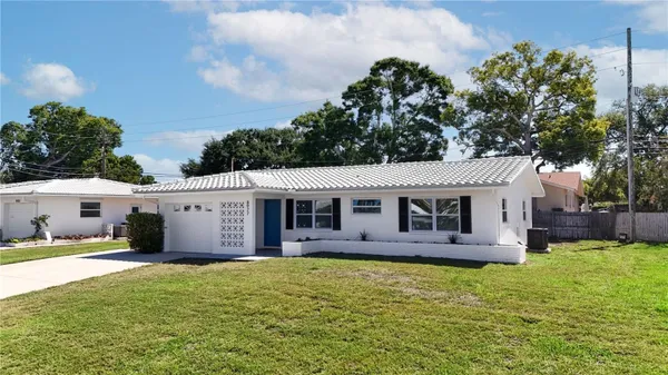 Property Slideshow image 3 of 32 | 8977 140th way, Seminole, FL, 33776