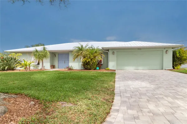 Property Slideshow image 3 of 48 | 7926 cypress lake dr, Sarasota, FL, 34243