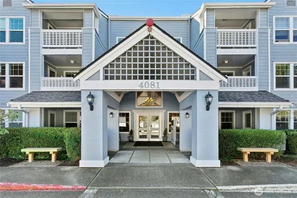 Property Slideshow image 2 of 27 | 4081 224th ln 202, Issaquah, WA, 98029