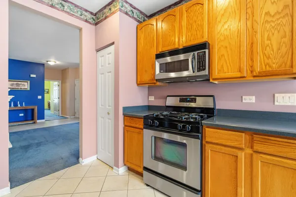 Property Slideshow image 3 of 38 | 21325 windsor lake ln, Crest Hill, IL, 60403