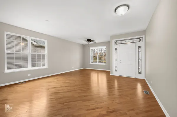 Property Slideshow image 3 of 24 | 1870 hampshire dr, Hoffman Estates, IL, 60192